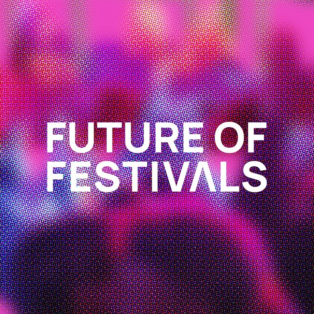 Future of Festivals Logo mit pink-blauem Raster-Hintergrund